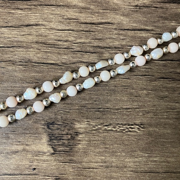 Vintage double strand ivory and silvertone beads and faux pearl baroque necklace - Picture 7 of 12